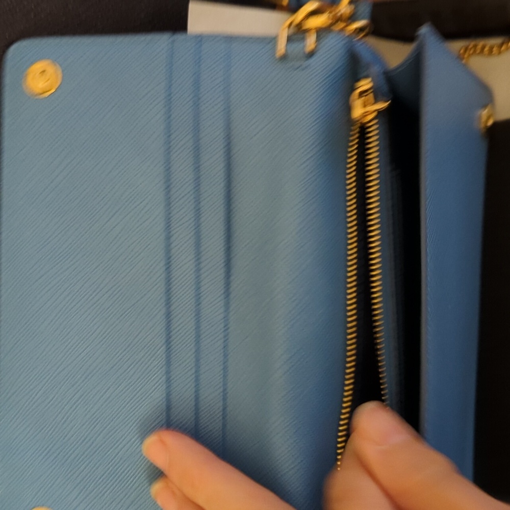 PRADA blue leather crossbody bag with gold chain. - Picture 4 of 8